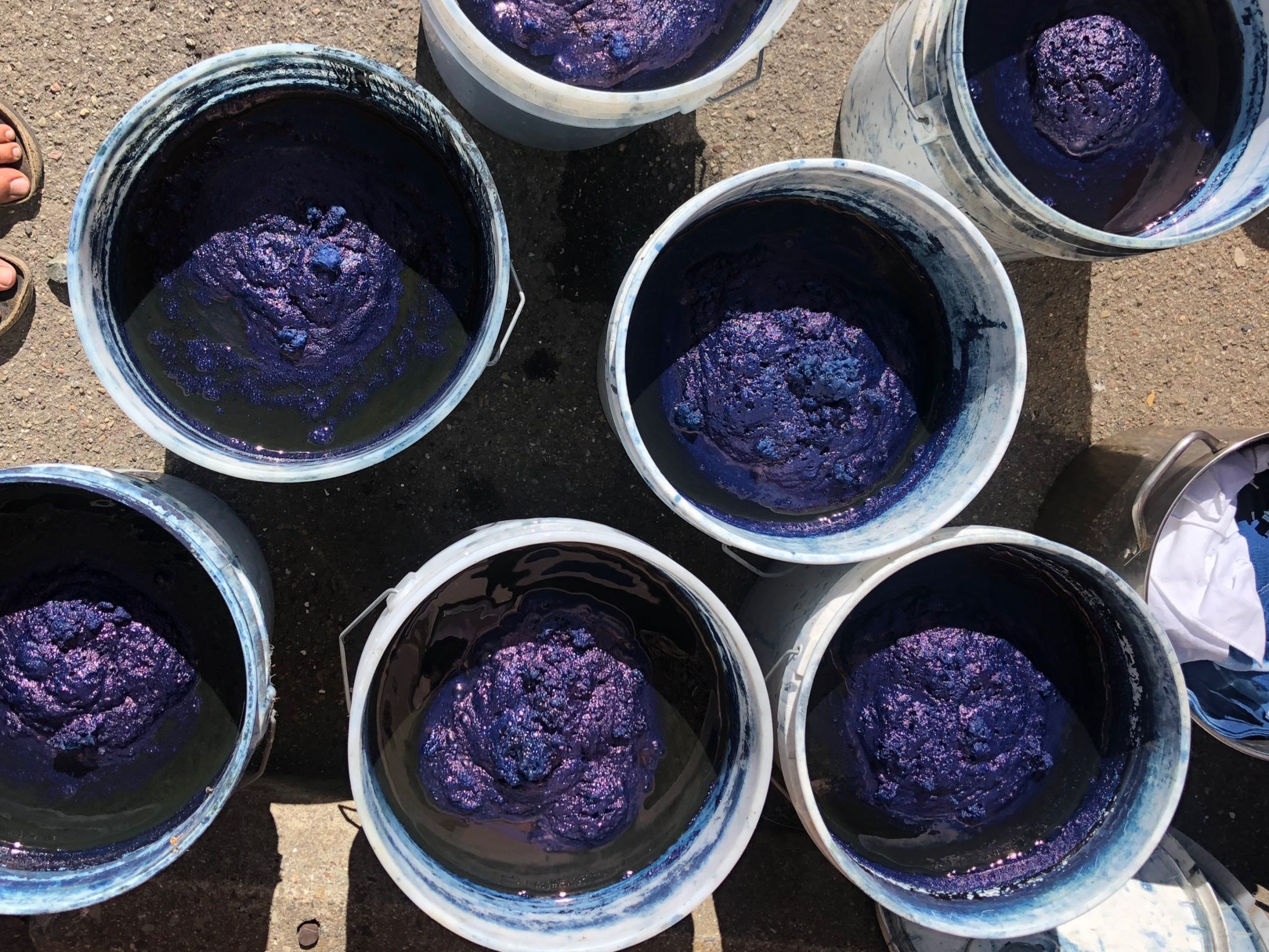 Indigo Dyeing 101: How to Dye with Indigo [Vat Types & Process]